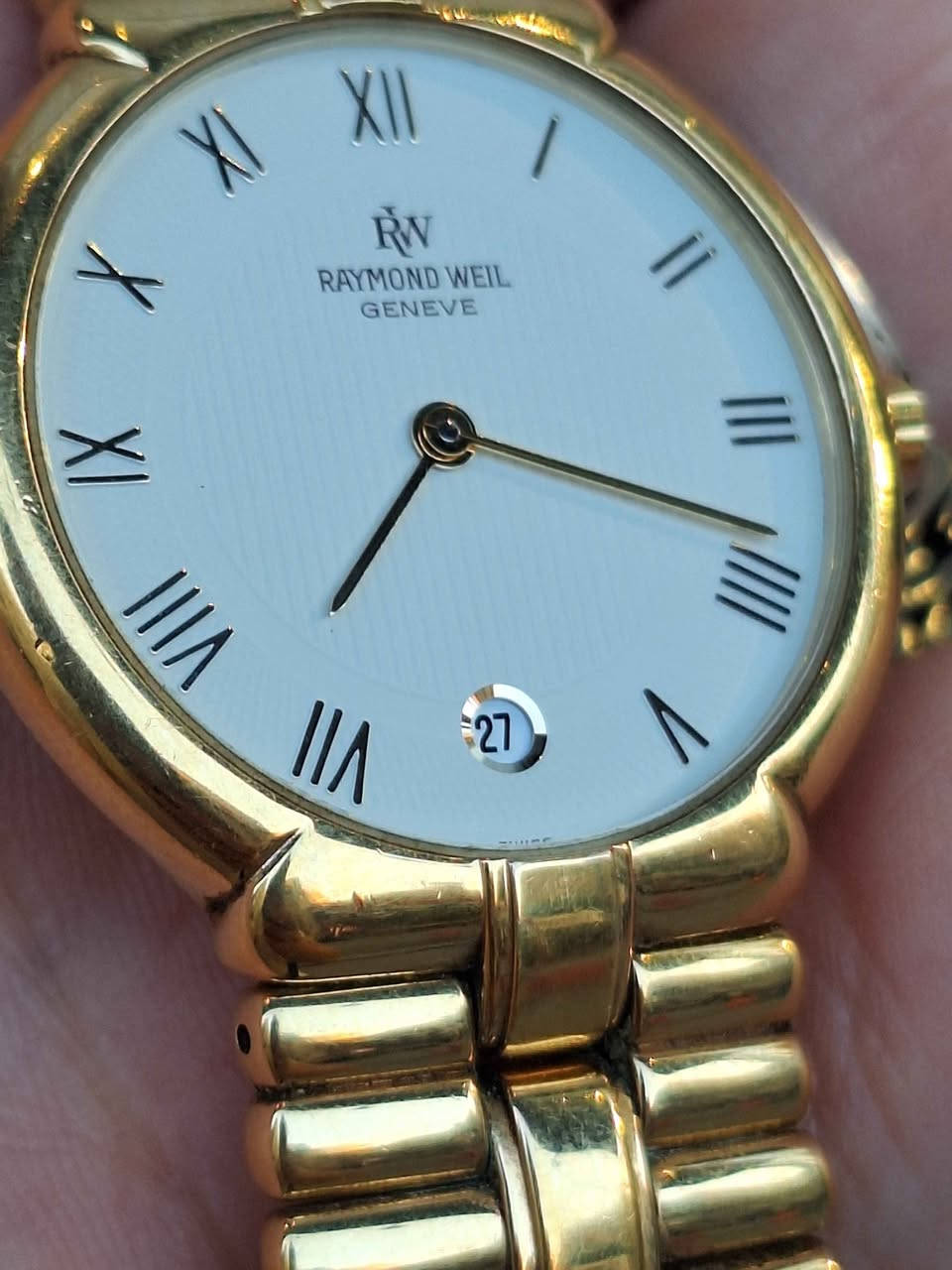 ساعة Raymond Weil Genève السويسرية الفاخرة، وهي من فئة الساعات الكلاسيكية المطلية بالذهب (غالباً عيار 18 قيراط)، وتعمل بحركة الكوارتز (البطارية).أبرز مواصفات الساعة الفنية والجمالية:التصميم: مينا دائرية كلاسيكية مع أرقام رومانية أنيقة للإشارة إلى الساعات.نافذة التاريخ: توجد نافذة دائرية صغيرة لعرض التاريخ عند مؤشر الساعة السادسة.السوار: سوار معدني مدمج ومطلي بالذهب بتصميم خرزي متناسق.المنشأ: صناعة سويسرية أصلية كما هو موضح بكلمة "Swiss" أسفل المينا مركز طوخ, القليوبية


**إذا كنت صاحب هذا الإعلان وتريد حذفه لأي سبب، رجاءا أرسل رسالة إلى الدعم الفني**