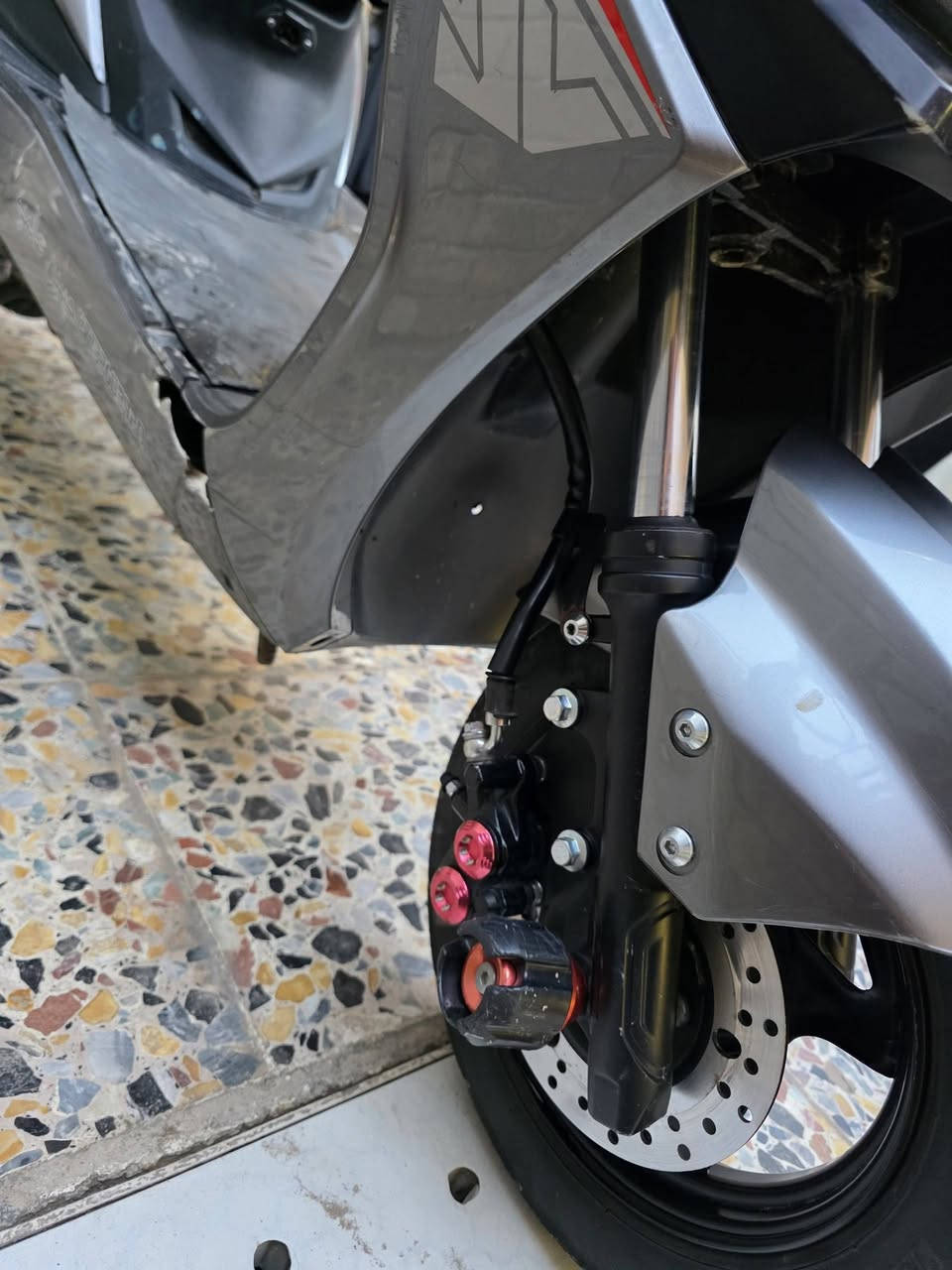 دراجة شحن
بطاريات مبدلهة قبل اسبوع نوع "ولي" مدى 60 كيلو.
ضرر تريشة و جاملغ امامي مثل ما موضح بل صور.
العداد سرعة ما مضبوطة.
سرعة 80 حقيقي .
السعر 550 وبيهة مجال.
للأستفسار:***********
