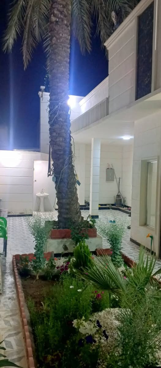للبيع دار 240متر طابو صرف طابق واحد غرفتين نوم استقبال 7وربع في 4وربع كراج جبير وحديقه البيت كلش حلو  حي العسكري القديم قريب ملعب احمد راضي 300 متر عن الجوازات تقريبا ترميم جديد واجه 13 متر للاستفسار مراسلة الصفحة او الاتصال على ***********  واتساب السعر 185 بي مجال قليل
