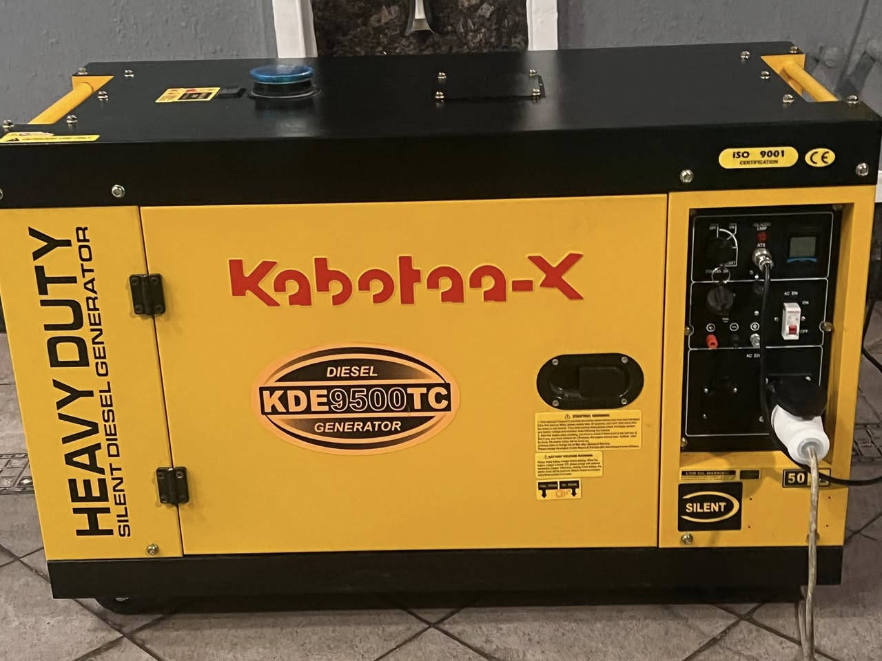السلام عليكم مولدللبيع
:

* الماركة: Kubota-X
* الموديل: KDE9500TC
* النوع: مولد گاز
* التردد: 50 هرتز
* الجهد: 230/400 فولت
* القدرة المستمرة: حوالي 8 كيلوواط
* القدرة القصوى: حوالي 9.5 كيلوواط
* التشغيل: سلف كهربائي (بطارية)
* نظام التبريد: هوائي
* الوقود: گاز
* مناسب لتشغيل المنازل الكبيرة والمحلات والأجهزة ذات الأحمال المتوسطة إلى العالية. 

وبسعر مناسب 

المكان / بغداد حي اليرموك 

للتواصل خاص او على رقم الهاتف 
                              ***********.
