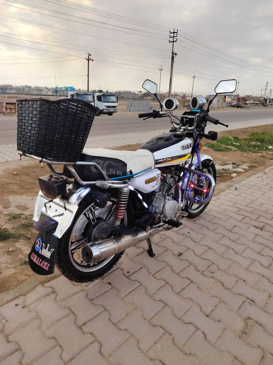 سلام عليكم دراجه للبيع سيفان موديل 23كفاله عامه أوراق كمله بس ترقم دراجه مابيهاا نقص كمله ع أخر حباية مجمبزه محرك شرط مامفتوح أخرس بلادي تجي تفحص يلا تخذهاا سعر 600وبي مجال مكاني ديالى ناحية العظيم اي استفسار تصل ع رقم ***********
