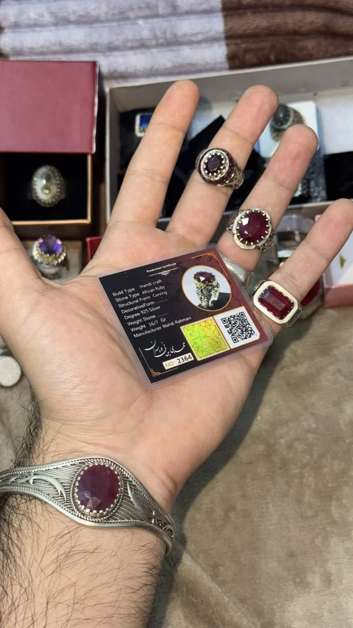 وينهم عشاق الياقوت والي يحبون يتميزون بقطع نادره وصياغات ثقيله والملكيه
هـ ***********
