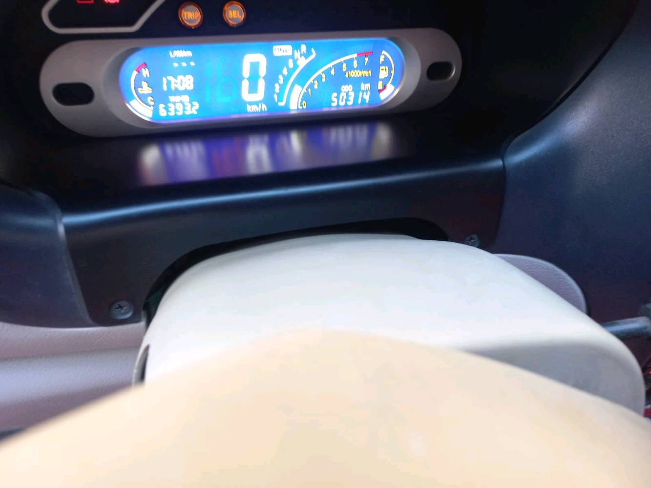    QQموديل 2013  بغدلد اوتماتيك ماشية 55لون احمر قطعه وحده صبغ بس البنيد 