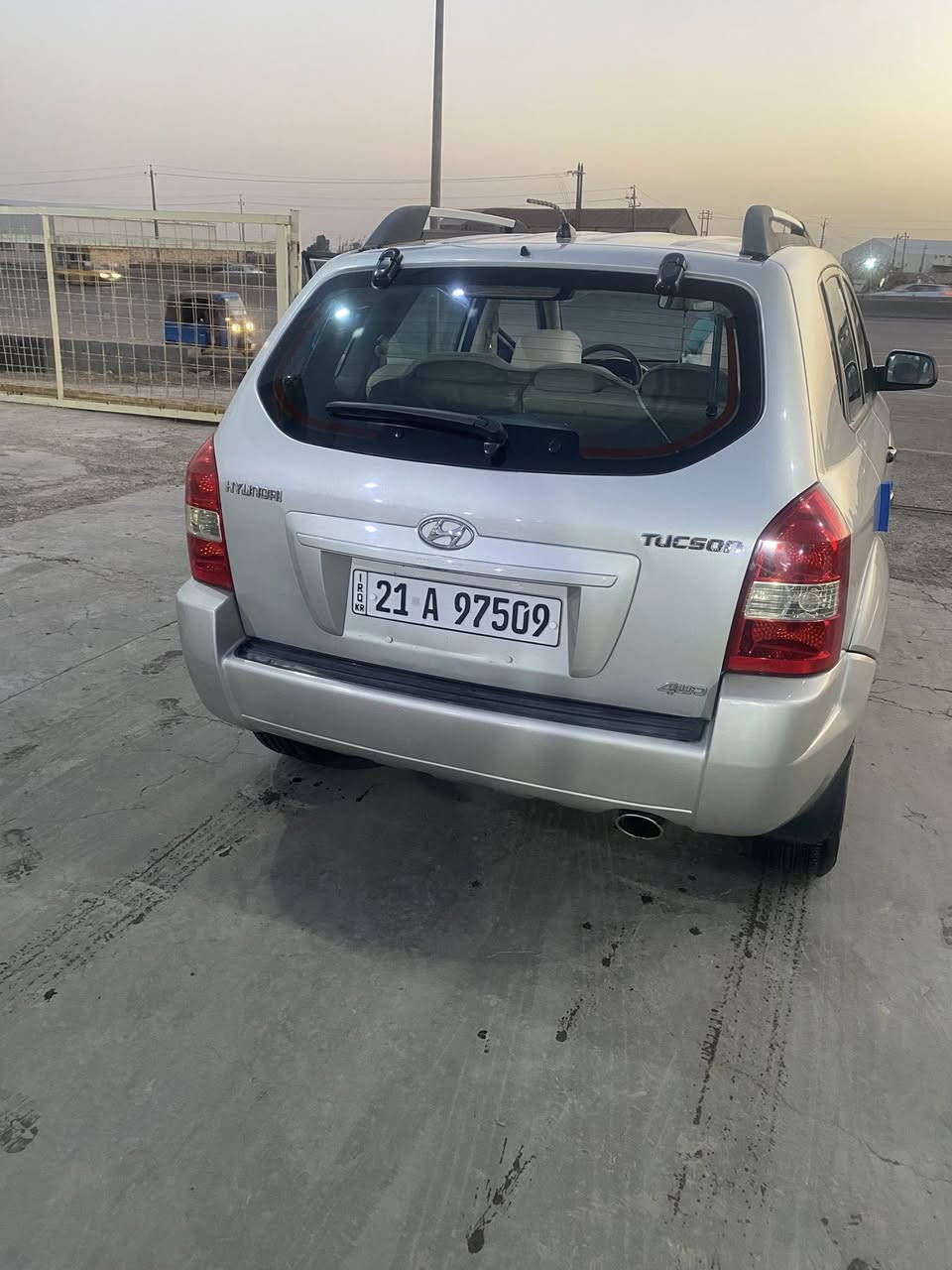 السلام عليكم توسان خليجي 2009بيهه اربع اصابع بل قبغ مال جنطه وبيهه يم قبغ البانزين شخط ومعدل والسونار مرفق ويه الصور الباقي كفاله عامه كيرجديد مكينه ممدوده عليهه سبانه شرط جديده تخم تاير وصدر وباتري كله جديد ماشيه 134حقيقي السياره فول مواصفات ومواصفاتهه معروفه فور ويل مكينه 2000دوش المرغوب4سلندر فتحه جام كهرباء 5ويل كب ولباقي معروف سعر 122وبيهه مجال حك الجيه مكاني بغداد اتصل وتدلل ***********
