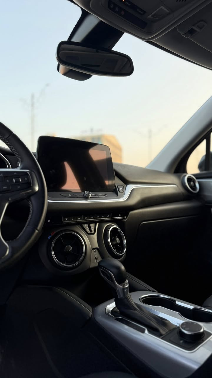 بلايزر 2024
لون اسود 
ماشية 7440 ml
جنطه  وقبق البانزين  
بدون شاصي ولا لغدد
بدون ارباك 
محرك 3600 سته سلندر

فول مواصفات للاخير ماعدا الفتحه rs
كاميره خلفيه 
توقف ذاتي ويه الكشن هزاز 
هندبريك بصمه 
كشنات جلد كهربائيه وتدفئه
قطعتين تبريد 
شاشه كبيره 
اربع بصمات 
الجنطه اوتو  
نقطه عمياء 
ضوء العالي والناصي تلقائي
السياره فور ويل وانضمه قياده 
شاحن لاسلكي 
بصمه 
ويل كروم بلاك 

مكان السياره كربلاء
***********
