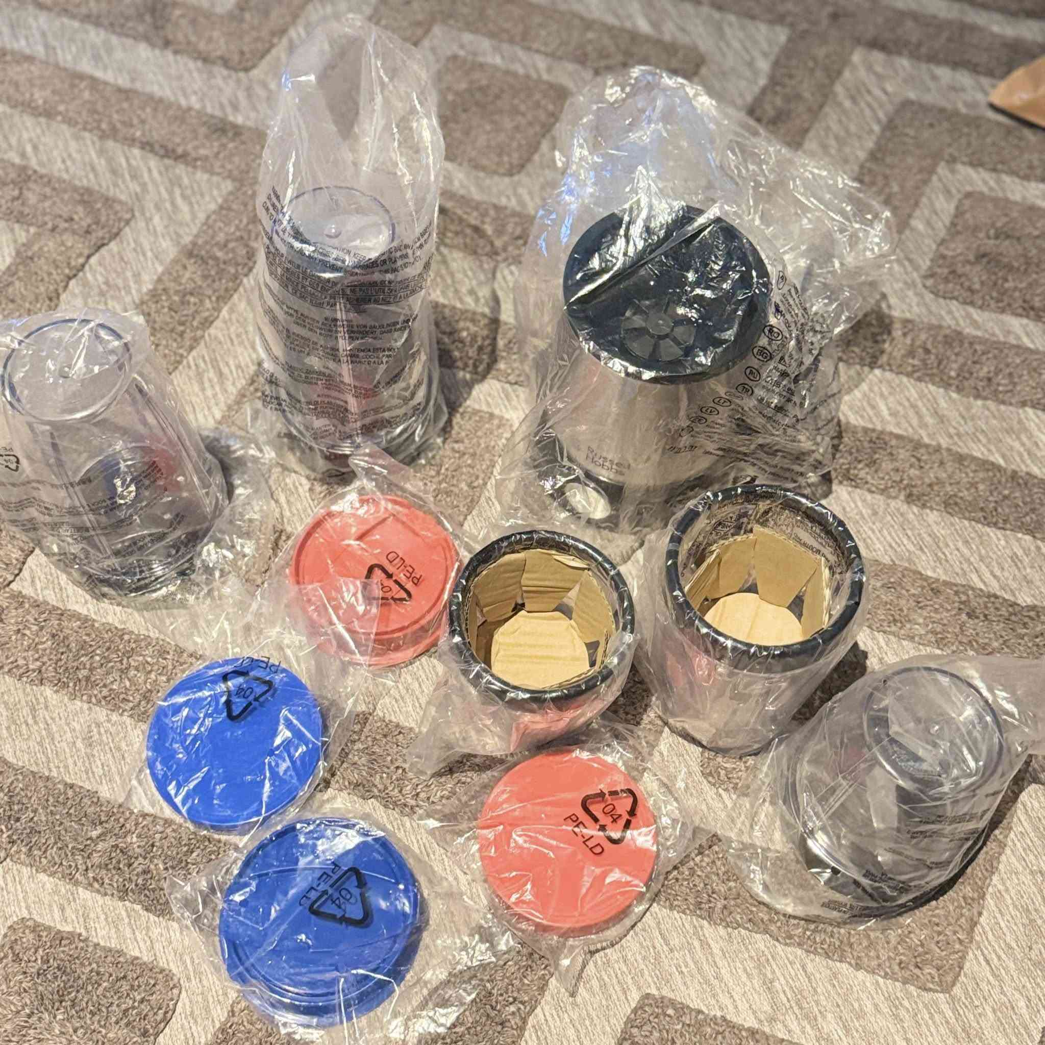 سلام عليكم 
متوفر خلاط Russell Hobbs اصلي 
🥤 استمتع بحياة صحية مع خلاط Russell Hobbs Nutri Boost المتعدد الاستخدامات! 🥗
هل تبحث عن القوة والسرعة في مطبخك؟ خلاط Russell Hobbs Nutri Boost هو الحل المثالي لتحضير العصائر، الطحن، وخلط المكونات في ثوانٍ معدودة.
✨ أبرز مميزات المنتج:
• ✅ طقم متكامل يأتي مع مجموعة متنوعة من الأكواب والأغطية لتناسب كل احتياجاتك.
• ✅ متعدد الوظائف: (Blend) للخلط، (Grind) للطحن، و (Liquefy) للإسالة. مثالي للعصائر، طحن الحبوب، أو حتى تحضير صلصات الغموس.
• ✅ شفرات قوية: قادرة على تكسير الثلج والفواكه المجمدة والمكسرات بسهولة.
• ✅ تصميم عصري وأنيق: يضيف لمسة جمالية لمطبخك بلمسات الاستيل الفاخرة.
• ✅ سهولة الاستخدام والتنظيف: أكواب قابلة للغسل في غسالة الأطباق.
📦 ماذا يوجد داخل الصندوق؟
• قاعدة الخلاط بقوة جبارة.
• أكواب بأحجام مختلفة (كبيرة وصغيرة).
• أغطية للشرب المباشر وأغطية للحفظ.
• شفرات مخصصة للخلط وأخرى للطحن.
للحجز وتساب ***********
