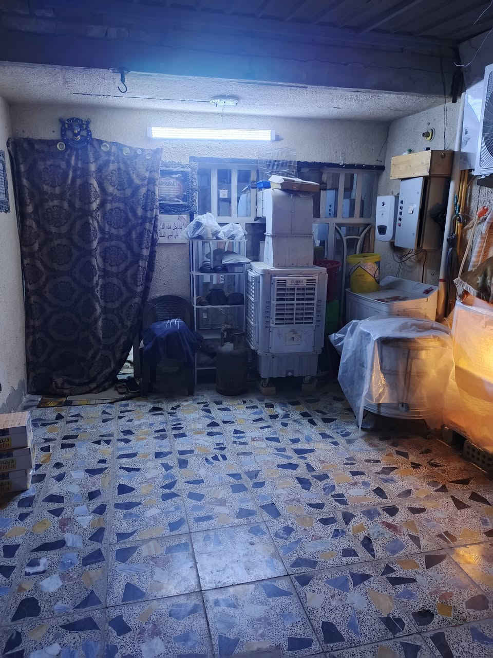 سلام عليكم م 100اللبيع الوجه 4 حوش جبير وستقبل جبيره وهول جبير  والغرفه والصحياته وارى ترك عالي على شارع رفت  ومجاري ورضيه جديده البيت صب مسلح بيتونه صب وستاير كمل البيت متعوب عليه ونظيف الموقع حي الزهراءفارع بانده قريب على شارع العام   موجود على نت وهاذا رقمي *********** سعر مناسب
