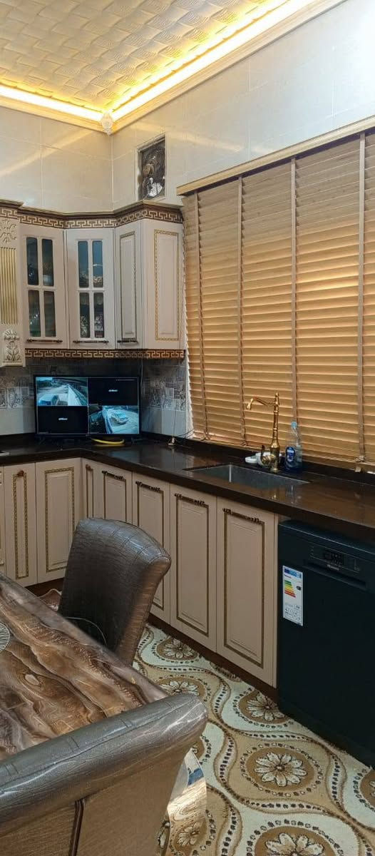 بيت للبيع في حي الامام الرضا مساحة ٢٠٠ م طابقين خلف شارع ٣٠مقابل حديقة عامة قرب اسواق النخيل المساحة الفعلية ٢٧٥ م يحتوي على ست غرف نوم تفاصيل الطابق الاول استقبال ومطبخ وهول وغرفتين نوم وصحيات  والطابق الثاني يحتوي على اربع غرف نوم وهول وصحيات والسطح شتايكر وطرمة وحديقة جميلة بمساحة جيدة وتفاصيل اخرى البيت عائلي ومرتب وحديث للاستفسار الاتصال على الرقم ***********
