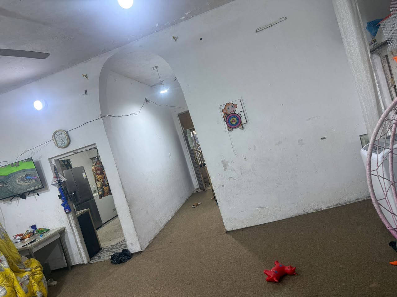 السلام عليكم
دار للايجار المساحه 200م 
يتكون من غرفتين منام 
استقبال 
مطبخ وصحيات داخليه وخارجيه 
كراج سياره 
حديقة صغيره 
الأرض كاشي 
الموقع مميز بالنسبه للمنطقه شارع جدا هدوء ونظيفه قريب للخدمات ( المدارس والمستوصف)  وجيران طيبين 
الموقع دور الشرطه قرب المعارض الجديده قرب محطة الكهرباء شارع 30 
بدل الإيجار الشهري 600 وقابل للتفاوض 
ملاحظه مطلوب عائله صغيره وشرط موظف والعرض فقط للمستاجرين وليس لمكاتب العقار 
الاتصال على صاحب الدار بالرقم ***********
