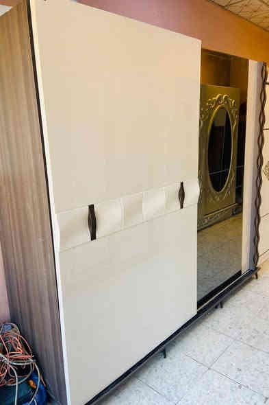 معرض الاخوين غرفه نوم ضخمه ٧ قطع ويا دوشك كلش نظيف سعرها ٤٢٥ الف ويا شد ونقل جاهز متوفر عدنا انواع غرف نوم *********** واتساب مكاني حي البكر
