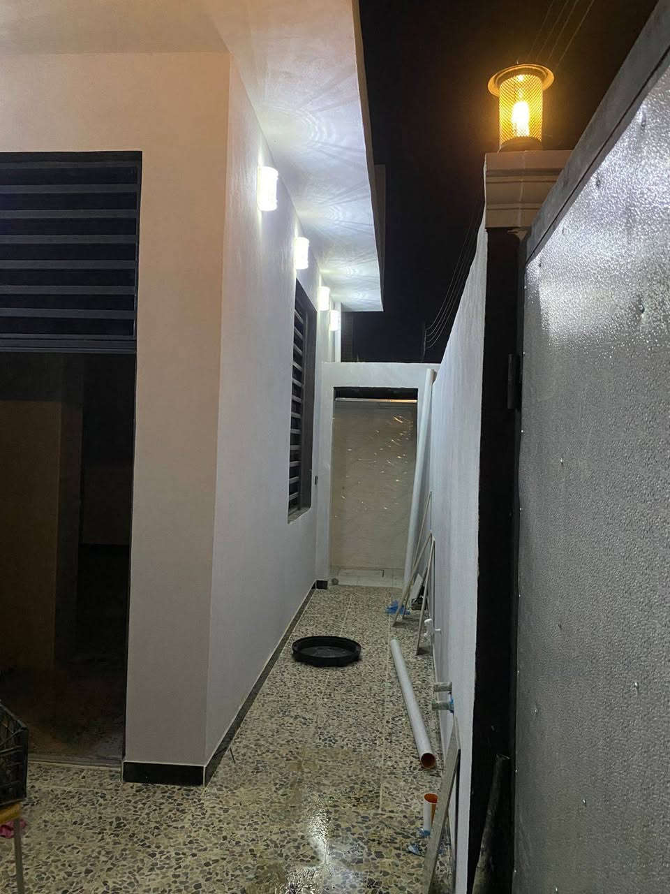 السلام عليكم بيت ٢٠٠م جديد صب كونكريت درجه اولى طابق واحد بالنداء منطقة ال ٥٣ قريب ع الشارع العام مطلوب للبلديه ٤٣ للبيع بتطلوعه مناسبه او مراوس بيت ١٠٠م مع فرق. للتواصل خاص او اتصال ***********
