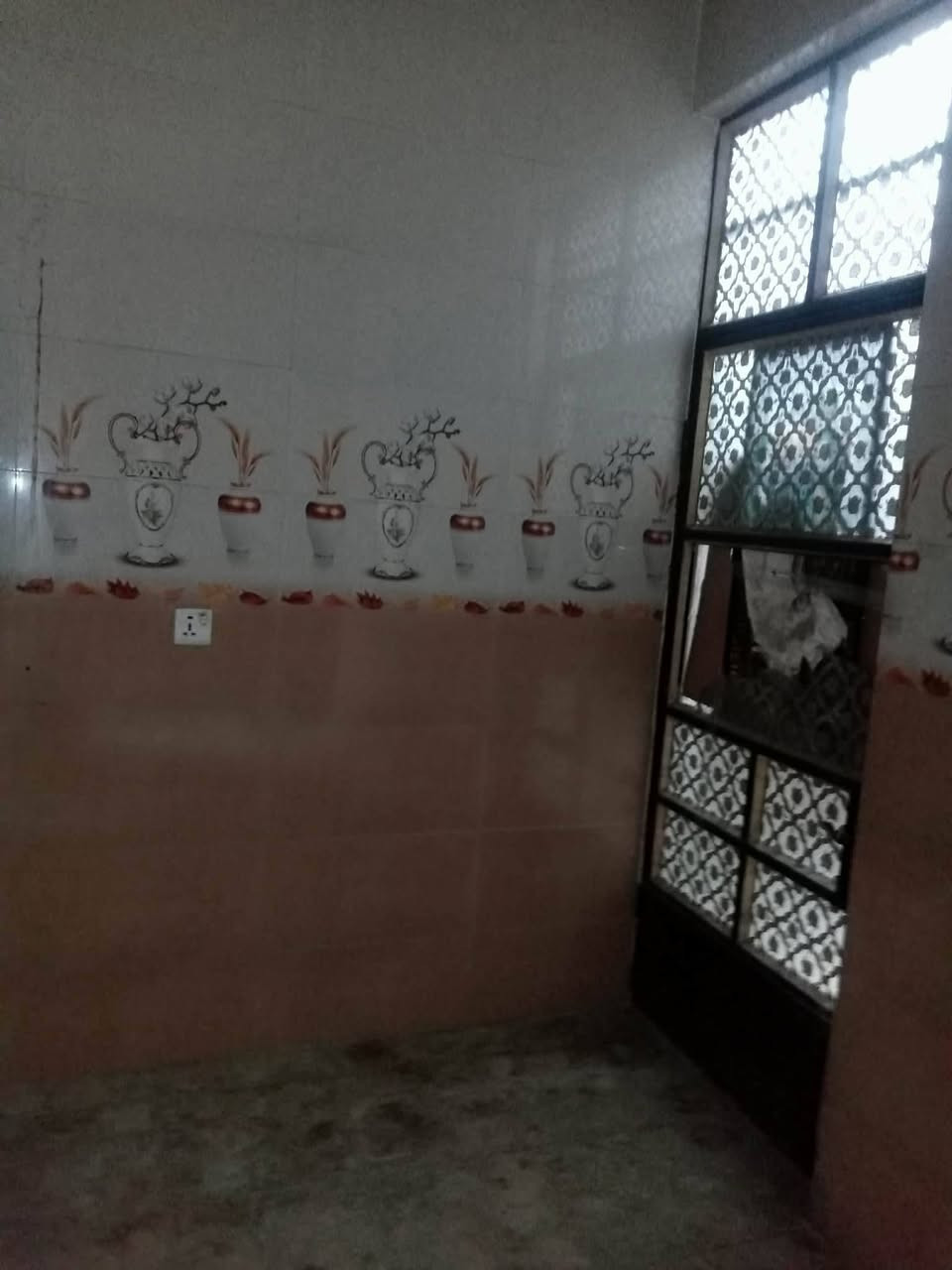 سلام عليكم 
***********
بيت لبيع مساحه 100يحتوي على غرفه ومطبخ واستقبال وطرمه وصحيات البيت مكاتبه فقط قريب على شارع العام  السعر28 بيت نضيف ومرتب وفارغ جاهز لسكن مكان الامين الثانيه قرب سده الاولى
