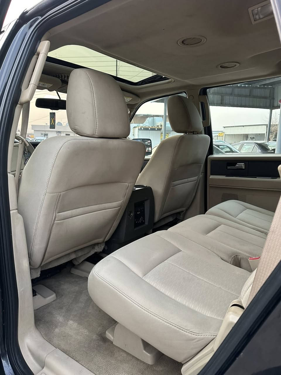 سلام عليكم
للبيع فقط 
اكسبديشن موديل ٢٠١٣ 
مواسفات xlt 
خليجى شركه نيفا كلين تايتل و ماشيه قليل
داخل بيجى كير اوتو ماتيك سلايد و ٣ مقاعد و مركزى دبل اكسل سياره كلين تايتل مكفوله من كل شى 
حتى دعاميات 
لا سبغ بدون تعديل او تبديل 

ماشى ٩٨ الف مايل ١٣٩ الف كيلو 
محرك ٥.٤ لتر ٨ سلندر 
ابشرط ما مفتوح 
سياره كلش جديد 
تخم تايرات و ياله جديده صدر امامى خلفى كل جديد نقص برغى مابيه 
تبريد و تدفه شغال 
سنوى و ارقام جديد 
شرط تحويل و غرامه نفس اليوم 
سعره ١٥٥ و بيها مجال 
***********
رقمها و عنوانى سليمانيه
