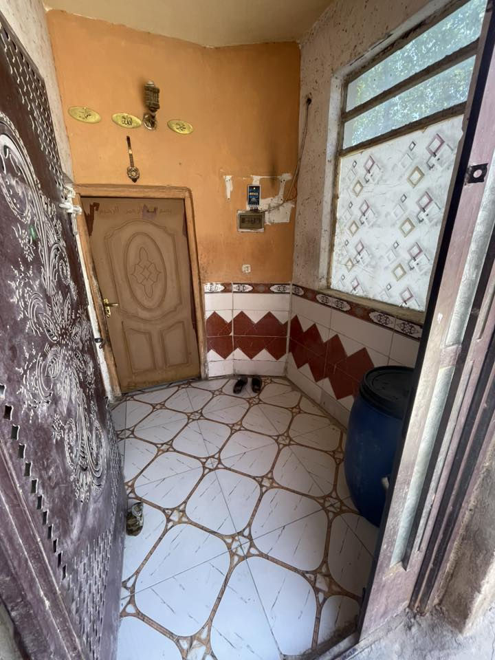 سلام عليكم بيت البيع ١٨٠متر مقابيل صوره الطيار بلدوانم بيت طابقين يحتوي عله اربع غرف ثنين جوه وثنين فوك تبليط مجاري كلشي موجود مثل ما واضح بلصوره *********** هذه رقمي او مراسله الصفحه علاء العطواني سعر المطلوب 47وبي مجال
