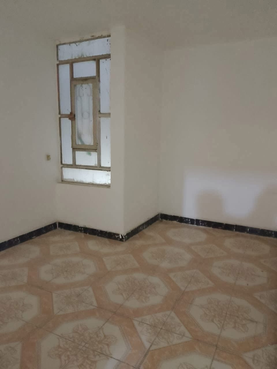 للإيجار مشتمل مساحة ٤٠ م بناء حديث يحتوي على
ط١ / أستقبال + حولي مطبخ + صحيات 

ط٢ / غرفتين نوم + بيتونة 

العنوان / الشعب مقابل سوق ال ٤٠٠٠ الاف قريب على الشارع

للاستفسار الاتصال / *********** مكتب الكرار للعقار
