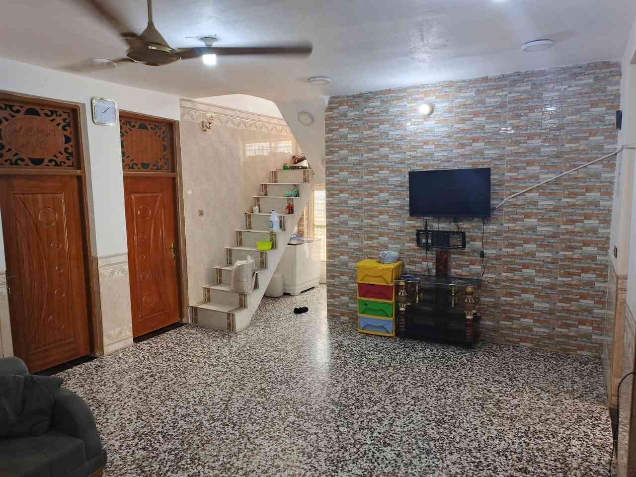 للبيع بيت حديث مساحة 200متر مكان ورديه سيف سعد شارع 30 ثالث بيت عن شارع تبليط ملاحظه بيت مطلوب اسكان 19 مليون ينقطع من سعر بيت ***********
