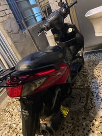 دراجة نارية نظيفة بحالة جيدة، لون أحمر وأسود. مناسبة للتنقل داخل المدي...