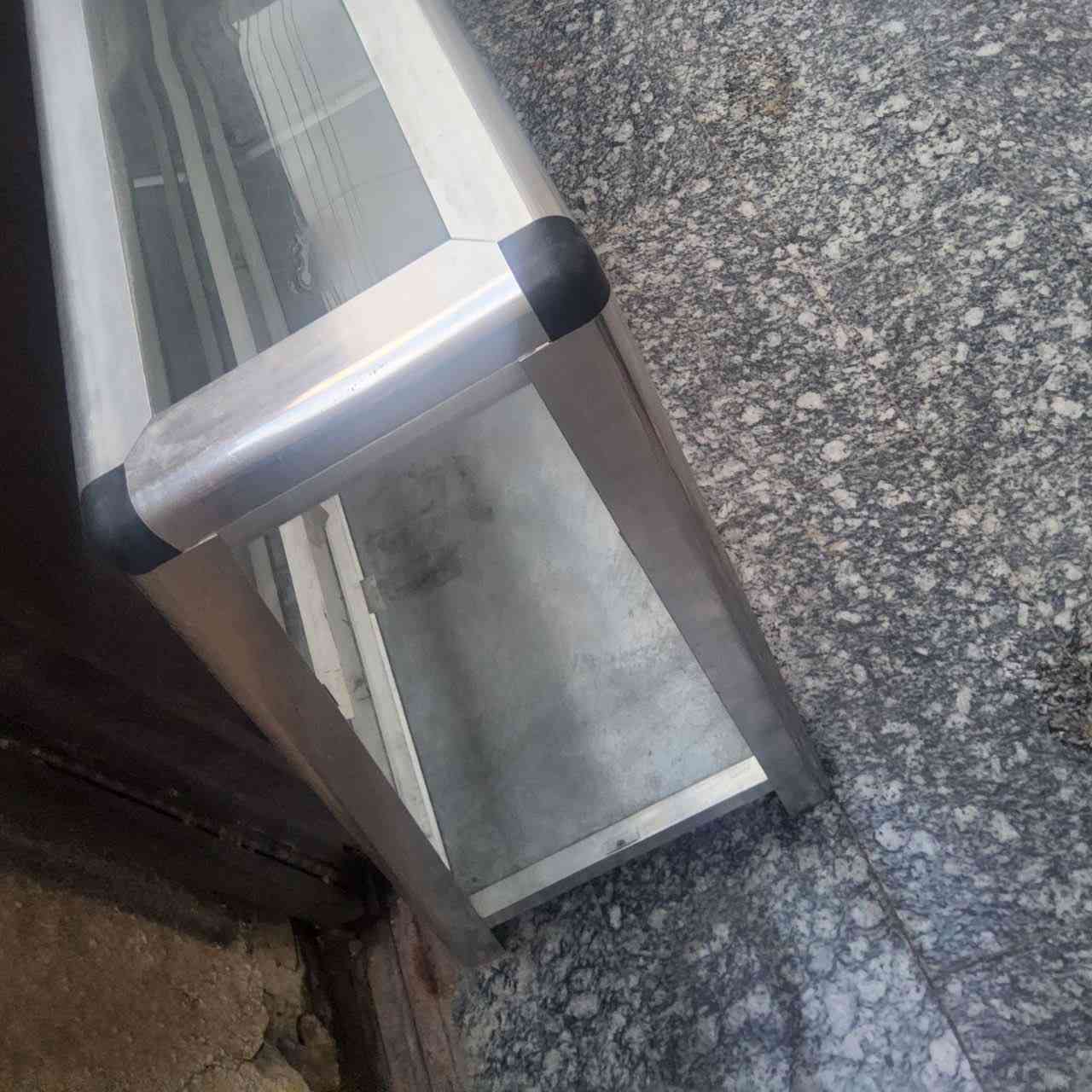 فاترينه للبيع جام والمنيوم نظيفة 
قياس مترين 
ب٢٥ الف فقط 
الحجز واتساب فقط 
***********
