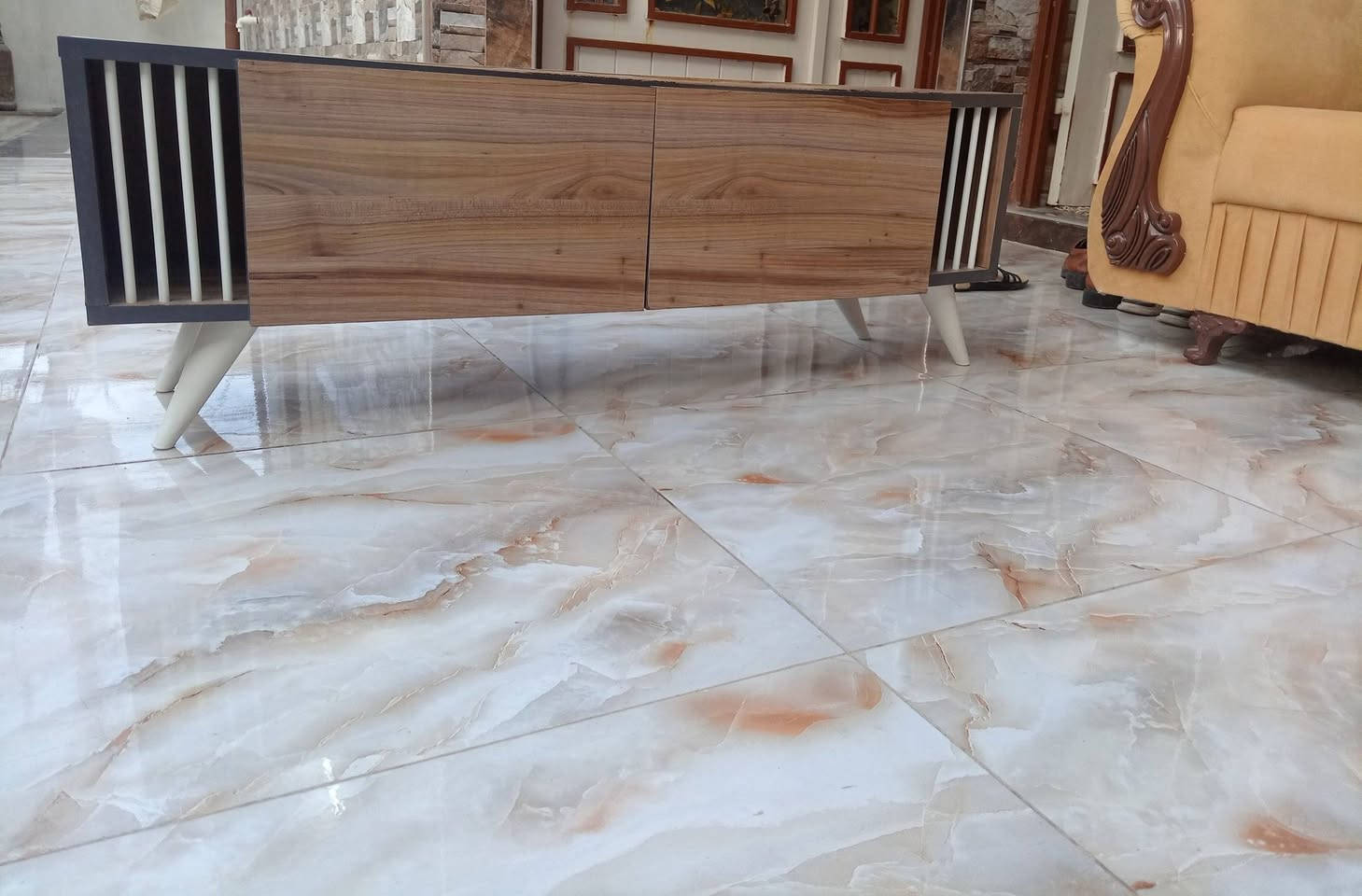 سلام عليكُم ديوان 15متر شغل عراقي بعدها جديدة وياها ميز تلفزيون وميز وسطية وياها 7كوشات هم لونها كريمي مُميز والسعر مغري جدََا للتواصل الرقم بي واتساب ***********
