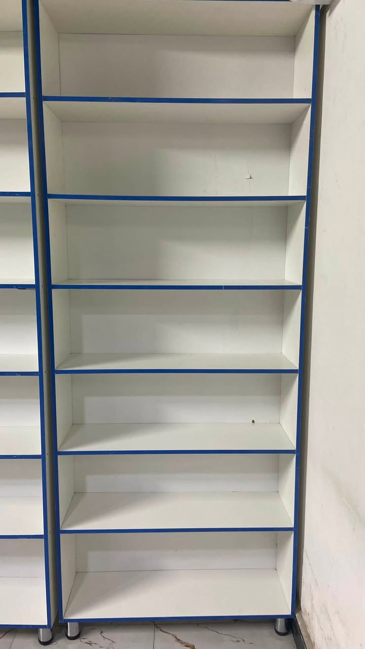 السلام عليكم فاترينات عدد ٣ للبيع 
الطول مترين ونصف 
العرض متر 
والعمق 3cm
رقم الهاتف :***********
المكان: البصره _ الاصمعي الجديد
