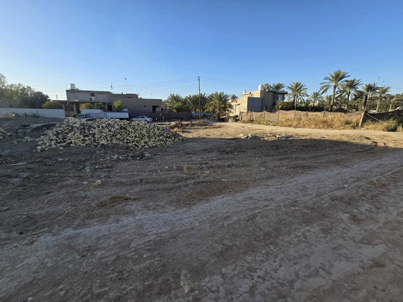 قطعة أرض للبيع
المساحة: ٨٠٠ متر مربع
الموقع: الحلة – بغداد قرب كوين بارك
تبعد عن كوين بارك حوالي ٥٠ متر تقريباً
وتبعد عن الشارع العام حوالي ٨٠ متر تقريباً
🔹 يحدها شارع من ثلاث جهات
🔹 مناسبة للتقسيم إلى ٤ قطع بمساحة ٢٠٠ متر لكل قطعة
🔹 سند ٢٥ زراعي
🔹 متوفر كافة الخدمات
🔹 موقع مميز جداً وقريب من المناطق الحيوية
السعر: مناسب جداً مقارنة بالقطع المجاورة
للاستفسار الاتصال على الرقم: ***********
أو مراسلة الصفحة مباشرة
