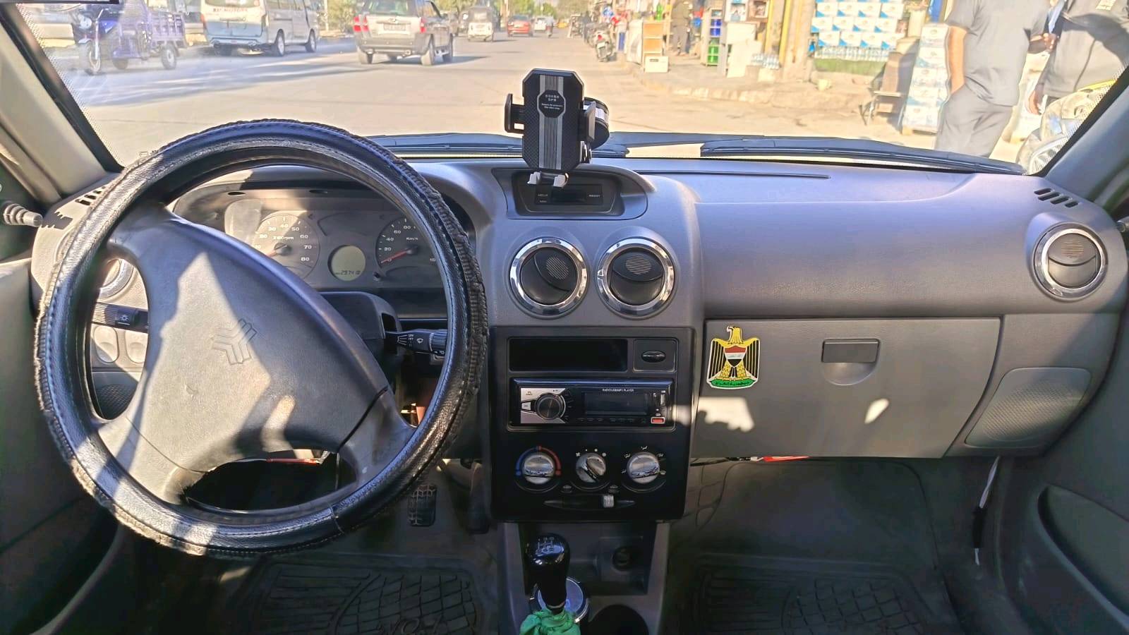 هذه سيارة بيضاء للبيع بحالة جيدة. السيارة تأتي مع إطارات مميزة كما هو موضح في الصور. من الداخل نظيفة ومجهزة بعدادات ووظائف تعمل بشكل ممتاز. إذا كنت تبحث عن سيارة عملية ومؤهلة للاستخدام اليومي، هذه السيارة مثالية لك.