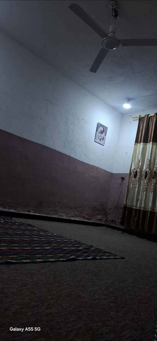 دار للبيع المساحة 200متر 

شارع النفط قرب مجمع حي الجوادين ثاني بيت داخل الفرع يبعد عن السايدين ٣٠متر 

غرفتين نوم وهول ومطبخ وصحيات البيت بدون استقبال بيتونه وستاره صحيات خارجيه البيت كامل وجاهز للاستفسار الاتصال بالرقم ***********
