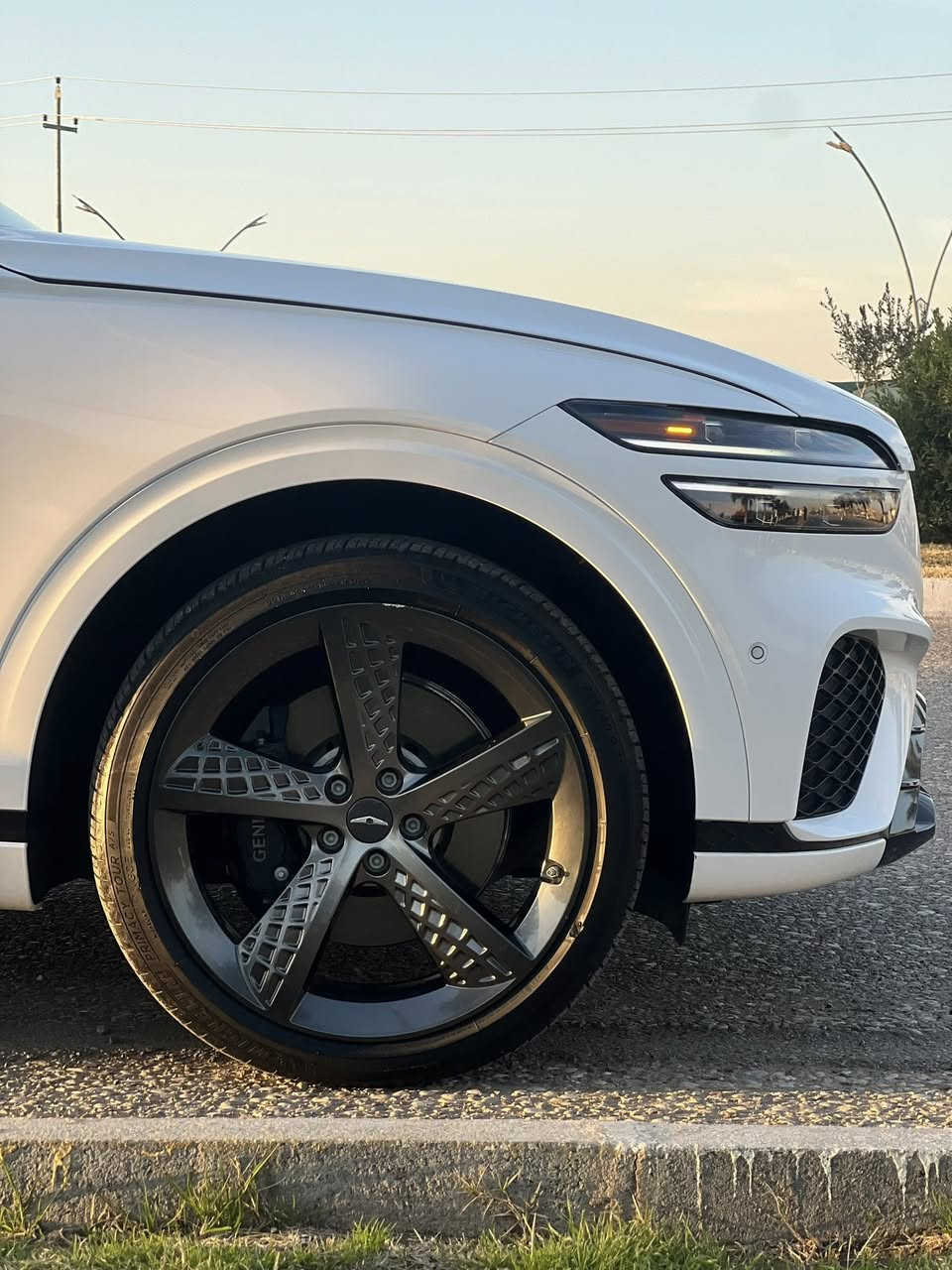 � للبيع – Genesis GV70 Sport Prestige 2023 🇺🇸 🔥
📍 الموقع: كركوك 
🔢 الرقم: أربيل
⚫ اللون الخارجي: أبيض
🔴 الداخلية: اسود   – تصميم رياضي
📏 عداد المسافة: 23,000 ميل فقط
🛠️ ملاحظة: تبديل بنيد وجامرلغ  طرف السايق بلادي حادث صفح - راديترات ورادرات بلادي 

💪 المواصفات:
🚗 محرك 2.5 L Turbo – قوة 300 حصان
⚙️ ناقل حركة أوتوماتيك 8 سرعات
🧭 نظام دفع كلي (AWD)
🌇 سقف بانوراما كهربائي واسع
🖥️ شاشة وسطية كبيرة + عدادات رقمية 3D
🎶 نظام صوت Lexicon Premium Audio
🪑 مقاعد جلد رياضية (تبريد + تسخين)
🔘 تشغيل بصمة + بصمة على الأبواب+بصمه تقديم للامام وترجيع للخلف + اوتو بترك من داخل السيارة وبالمفتاح 
📸 كاميرات 360° + حساسات أمامي وخلفي
🚦 نظام مراقبة النقطة العمياء + المحافظة على المسار
💡 إنارة LED كاملة (أمامية + خلفية + نهارية)
 إضاءة داخلية متعددة الألوان (Ambient Light)
🛡️ أنظمة أمان متطورة (فرامل طوارئ، تحذير تصادم، مثبت سرعة ذكي)
مقاعد مساج (تدليك)💆
شحن لاسلكي
عين سحريه

✨ فئة Prestige Sport – أعلى فئة من GV70
🚘 وارد أمريكي
📆 موديل 2023
⚙️ السيارة جاهزة والسيارة بامىسمي - ايرباك سترين وتكمة ومشدود بلادي مو ( كفرات )   شوي بيها دواخل من طرف الحامرلغ بدون شواصي وبدون لغود السيارة اني مستوردها ومصلحيها على ايادينا

💰 السعر: ٣٣٥  
📞 للتواصل: ***********
