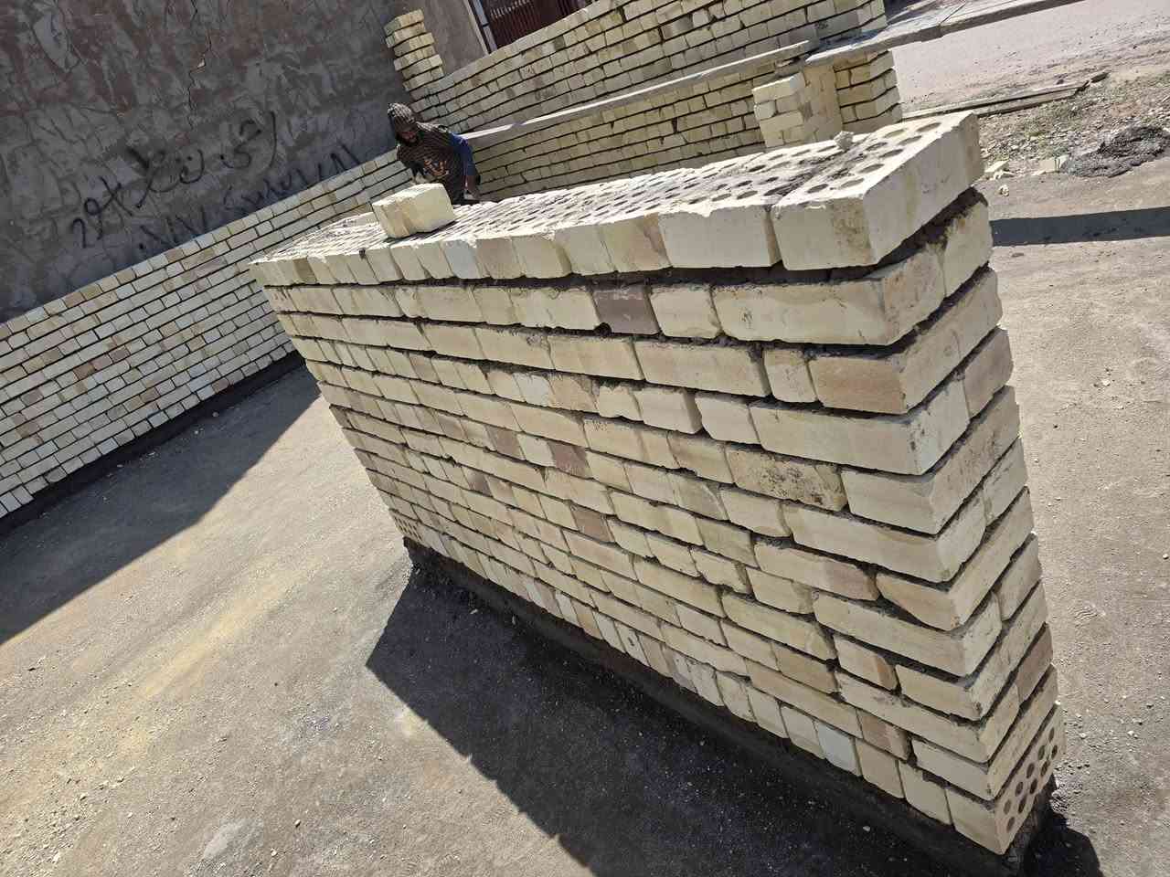 (((  ابو بنين المقاولات )))
عرض البناء الاقوى في بغداد 
  بناء.   نقد وبالقسط  كافت المناطق بغداد شتغل بكل زراعي كافت لمواقات عليه
***********انتصال 
عرض البناء يبده  300  الف الحد ٤٠٠الف للمتر المربع الواحد فقط ذرعة سقوف .. 
وفق المواصفات الانشائية التالية :-
1-تهيئة الارض  الارض و فرش طبقة من السبيس الخالي من الشوتئب و الجلمود عند الحاجة و حدل الارض بحادلة 20 طن للوصول الى المستوى المطلوب.
2-رش الارض بالمبيد الحشري الجرثومي عالي الفعالية مع فرش طبقة من النايلون الزراعي.
3-تأسيس شبكة مجاري 4انج الامل الشريف مصري مسلح ثلاث طبقات.
4-قالب الخشب و تسليح نشر حصيرةواحدة حديد بنشر 30سم مع اضافة جسور بابعاد اتاري 25سم ناجح بالفحص و باقطار حديد نصف انج مع شيش قياس 5 نوع عراقي f.f .
5-صب الاساس باسمنت مقاوم خلطة c30 بارتفاع 40سم للرفت.
6-صب البتلو مع اضافة مواد عازلة للرطوبة.
7-البناء يكون بالطابوق الابيض الجمهوري.
8-صب الاسقف نشر 30سم مع جسور بارتفاع 30سم و مواصفات الطابق الثاني و البيتونة نفس القياسات المذكورة.
9-تأسيس شبكة الماء مسلح درجة اولى تركي.
10-تأسيس الكهرباء نوع سيمنز العقبة الاردني.
11-تطبيك الارضية بكاشي موزاءيك وبورسلين تطبيك الحمامات و المطابخ بالسيراميك الايراني الدرجةالاولى
13-عمل الجص و البورك بمساطر بقياسات 90 سم و البورك نوع غزال او مالج.
14-الواجهة مرمر و بورسلين بنسبة 50% من كامل الواجهة بدون اي اضافة بالاسعار.
15-ديكورات جبسوم بورد للصالة فقط.
16-الانارة نوع سعودي او اماراتي بضمان 5 سنوات و الميزانية نوع (اي بي بي ) سويسري ضمان 25 سنة.
17-الفتنكات الصحية و الاثاث للصحيات نوع تركي درجة اولى.
18-لبخ المناور و الجدران الداخلية و الستارة للسطح مع النثر.
19-بايات الدرج كرانيت درجة ثانية او بورسلين حسب اختيار الزبون
21-محجر الدرج المنيوم تركي .
22-الابواب الداخلية تركية بقياس 210سم .
23-الشبابيك حديد او المنيوم مع زجاج بقياس 6ملم و ابواب المداخل حديد.
24-باب الاستقبال قاصة تركي المنشأ مع كيلونات ايطالية بضمان 20سنة من شركة E-Form.
25-السطح شتايكر مع فلين بسمك 3سم مع زميج مع عازل رطوبة.
26-تجهيز سخان سعة 120لتر مع تجهيز تانكي ماء سعة 1000لتر مع بوستر مع مضخة ماء درجة اولى.
27-باب السياج الخارجي حديد درجة اولى.
28-شبكة معالجة ارضة مع شبكة خطوط كامرات مع انترنيت .   المواصفات المذكورة تثبت و ترفق بالعقد .لمتر هيكل يبده من ١٨٥ الحد ٢٢٠
كافت مناطق الزراعي 
اشتغل جميع لموافقات عليه اي زراعي اني شتغل
