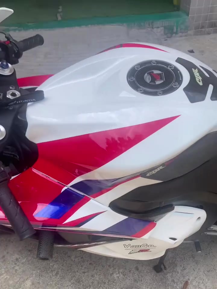 CBR600RR
2010
ضمان گیر محرک بدون حادث 
***********
3500$🔒حیل حیل نضیف 

🌹 شكر خاص لإدارة الكروب
کروپ فیسبوک https://www.facebook.com/share/g/1D8xBUZevA/?mibextid=wwXIfr
🎥 تابعونا على تيك توك:
‏👉 https://www.tiktok.com/@madeinjapan919
‏👉 https://www.tiktok.com/@samuraiskill1

📌 يمكنكم متابعتي على تيك توك لمشاهدة أحدث الدراجات
