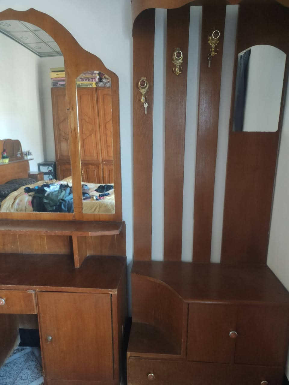 غرفة نوم مستعملة للبيع السعر المطلوب 500 وبيها مجال للطيبين المكان شاطي الجدر ..
*********** رقم الهاتف
