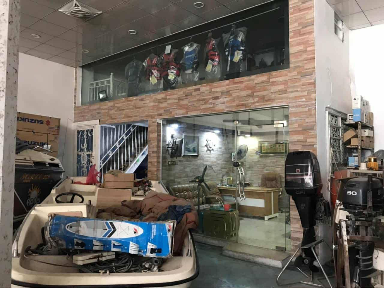 سلام عليكم/بنايه تجاريه ملك طابو صرف على شارع العام بدايه الرحمانيه تبعد عن نهر دجله 3دقائق يعني خلف البنايه الفاصل فقط الشارع العام كورنتيش مقهى البيروتي مساحه 300متر واجهه 13 نزال 25متر طابق الثاني فقط سقف يمكن إنشاء 4شقق حسب الخارطه حاليا معرض يمكن تقطيع سعر المتر 3وربع بي بي مجال اتصل وتدلل ***********-----***********
