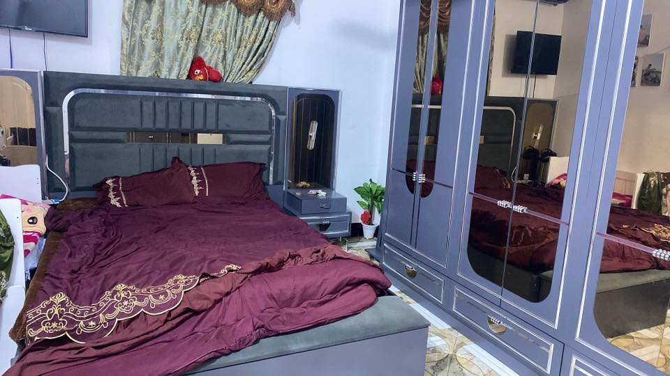غرفه تركي اصلي الخشب الثخين ما بيها اي شي غرفه مرتبه محتاج وريد ابيعها سعر مليون وربع وبيها مجال شراي يتصل 
***********
***********
