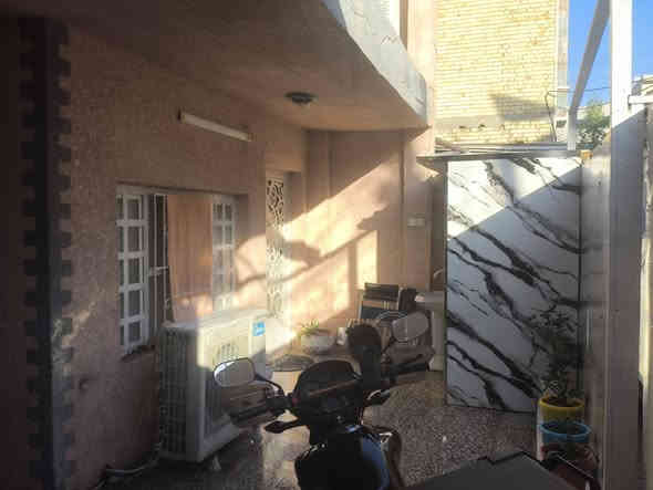 #دارسكني. طابو صرف للبيع 
بغداد.  حي. سومر.     خلف مستشفى الشعب العالم 
مساحة  الدار ١١٢ متر  واجهه. ٨. متر   نزال ١٤متر 
بيت. نظيف.  يصلح. للسكن. ويصلح ان يقسم. الى بيتين 
يحتوي على. ٤ غرف. نوم 
#الطابق الأول

كراج +استقبال + مطبخ + غرفة نوم  +حمام  داخلي + حمام خارجي + منور 

#الطابق الثاني 

٣ غرف. نوم. + صحيات 

#الطابق الثالث. 
بيتونه+مخزن. صغير 

السعر.$$  اكتب. تم.   ويجيك. بالخاص 

للأستفسار 
 ***********
***********
