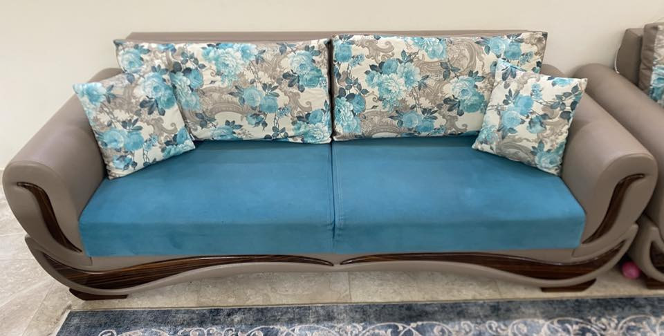 طخم قنفات مكون من 10 مقاعد 
مقعد واحد عدد2 
مقعدين عدد 1
ثلاث مقاعد عدد2
طخم كلش نضيف استخدام قليل 
مكان البصرة المطيحة 
***********
