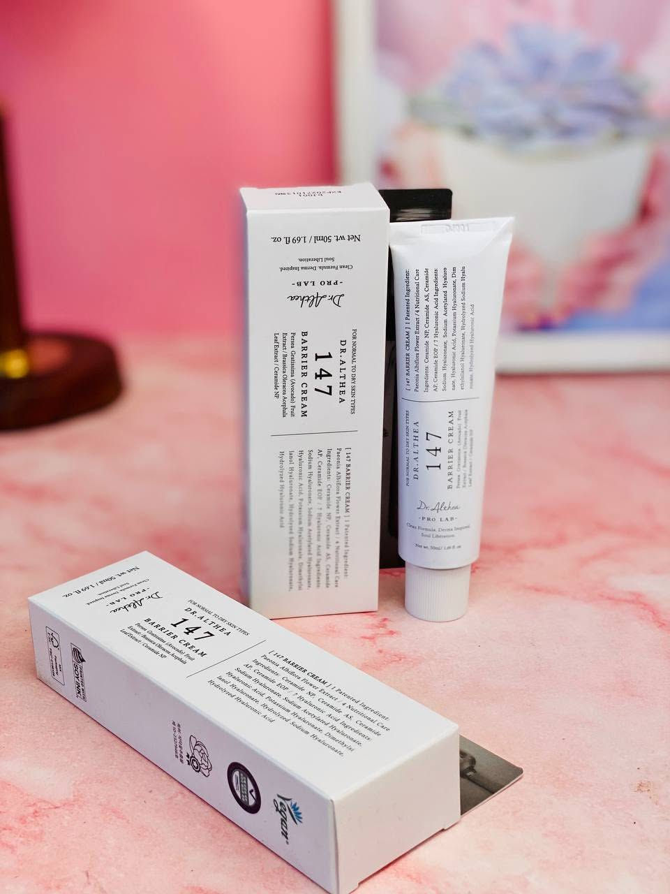 🌿 كريم دكتور الثيا 147 – Dr. Althea 147 Barrier Cream
لترميم حاجز البشرة، تهدئتها، وترطيبها بعمق 💧

🔹 يعزز الحاجز الواقي للبشرة
بفضل مركب Guaiazulene المهدئ، يخفف الاحمرار ويعيد التوازن للبشرة الحساسة.

🔹 ترطيب فائق بسبع طبقات من حمض الهيالورونيك
يرطب كل طبقة من طبقات البشرة ليحافظ على النعومة طوال اليوم.

🔹 تركيبة مغذية وغنية
مدعّمة بزيوت طبيعية مثل زيت الأفوكادو وزيت الشاي الأخضر + زبدة الشيا، لتغذية مكثّفة دون انسداد المسام.

🔹 لطيف وآمن 100٪
خالي من العطور، الكحول، البارابين، والمواد المهيجة – مثالي للبشرة الحساسة جدًا.

🔹 ملمس كريمي ناعم
يذوب في البشرة دون أن يترك طبقة دهنية، مثالي للاستخدام الليلي أو كخطوة نهائية في روتينك اليومي.

متوفر توصيل جميع المحافضات


**إذا كنت صاحب هذا الإعلان وتريد حذفه لأي سبب، رجاءا أرسل رسالة إلى الدعم الفني**