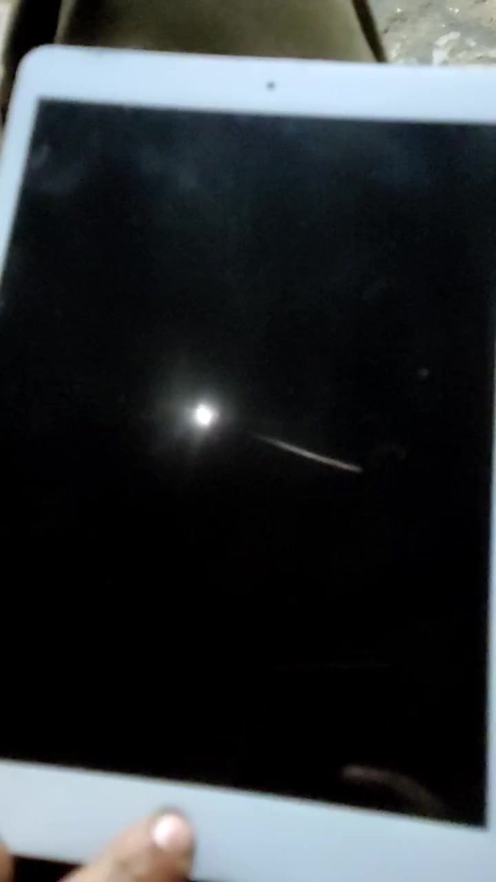 السلام عليكم ايباد 9 للبيع ذاكرته 64 ويا بس شاحنته الأصليه الأيباد جديد بس البصمه والدكمه مال الطفي والشغل اتعلك وكامرته السلفي موصخه المهم سعره 200 اكفلك الايباد مايعلك سريع وكلش زين مكاني بغداد الشعله متواجد فيس وهاذا رقمي بي واتساب *********** 👍🔥,
