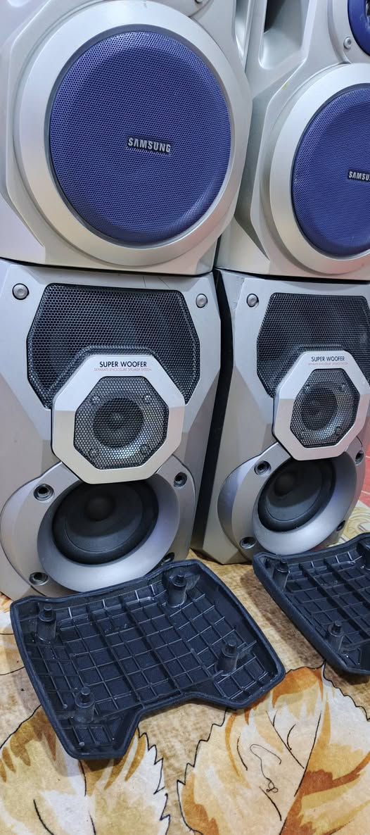 السلام عليكم .
زوجين سماعات ماركة باناسونيك و سامسونج مال سيستمات بوكس ..سماعات علئ البلاد بالكامل .وصوتهم رائع جدا ...٦ اوم ترهم لجميع الاجهزة .
قياسهم ٣٢ سم تقريبا ارتفاع و ٢٢ سم العرض 
 سعر زوج السماعات الواحد ٤٠ الف نهائي رجاءا
للعلم الباناسونيك كل تك ام الخطين تحتوي ٣ سماعات  ١٠٠ واط ..والسامسونج بحدود ٦٠ واط .
للاستفسار او المراسلة موجود خاص او الرقم *********** البصرة .موجود توصيل شركة .
