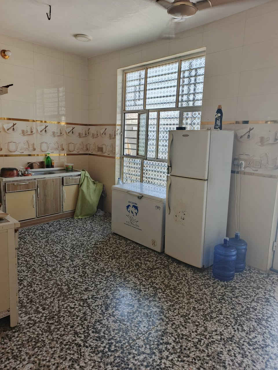 للبيع بيت حديث مساحة 200متر مكان ورديه سيف سعد شارع 30 ثالث بيت عن شارع تبليط ملاحظه بيت مطلوب اسكان 19 مليون ينقطع من سعر بيت ***********
