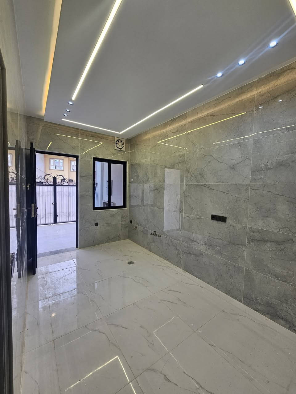 دارين للبيع حي الاخاء قرب شارع الوطنية 
موقع مميز جدا مساحة 150 واجهة 6 
طابقين بناء حديث زيرو 2025
ط1- كراج مطبخ  استقبال هول صحيات منور غرفتين نوم 
ط2- صحيات ثلاث غرف نوم وسطح ناصي #حي_الاخاء 
#مكتب_قصر_الامراء_العقاري للاستفسار حول السعر والتفاصيل الاتصال على الرقم *********** متوفر واتساب ايضا
