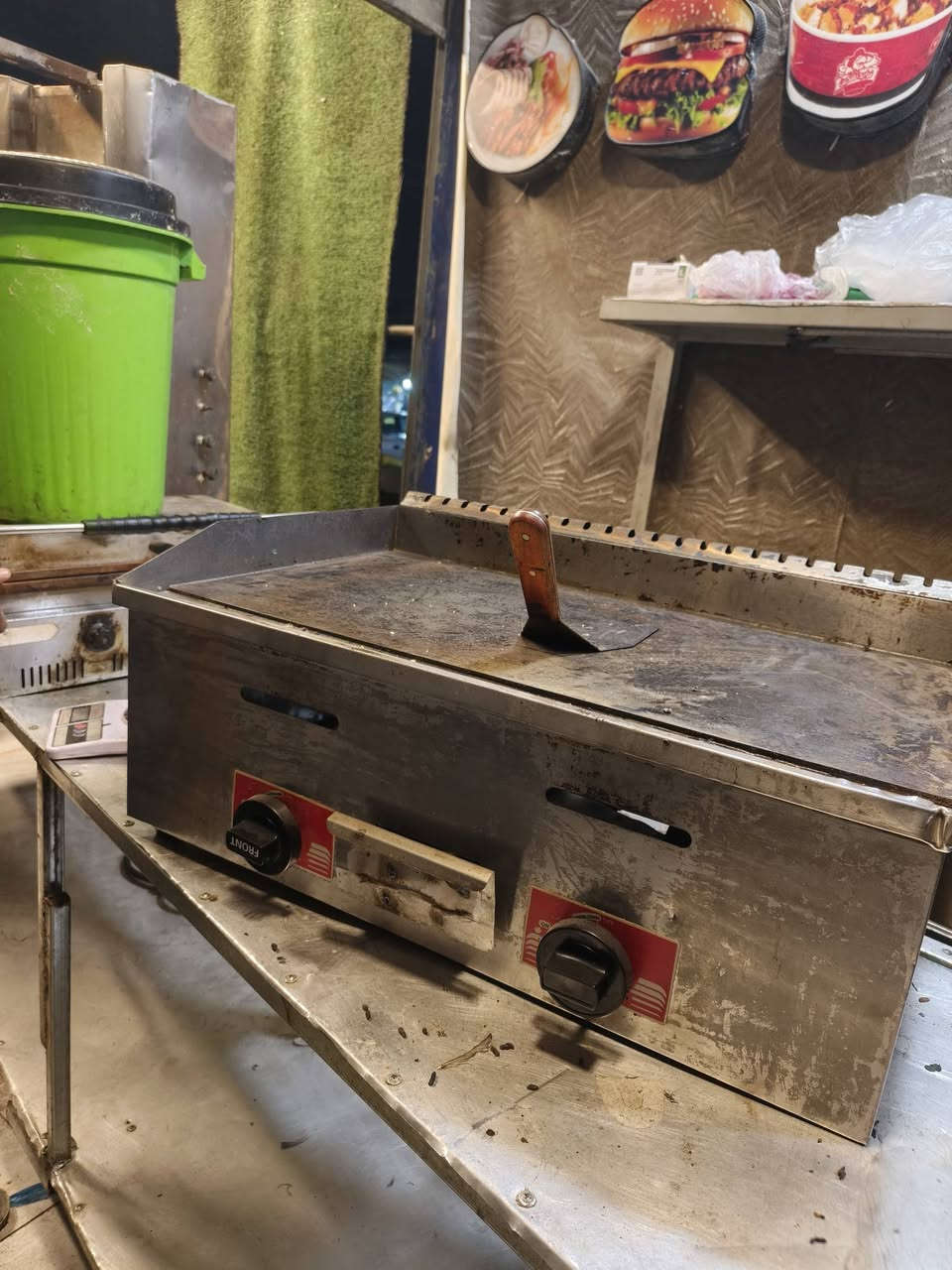 سلام عليكم غراض مطعم كامله  للبيع ***********
