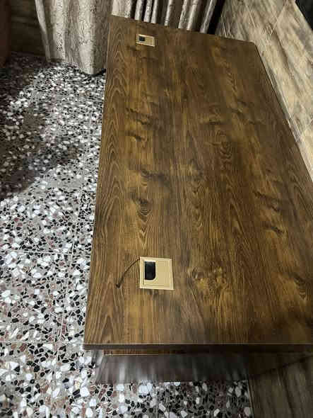 ميز مكتب ١٤٠سنتيم مع كرسي دوار جديد وغير مستعمل السعر ٢٠٠ الف رقم الهاتف ***********
