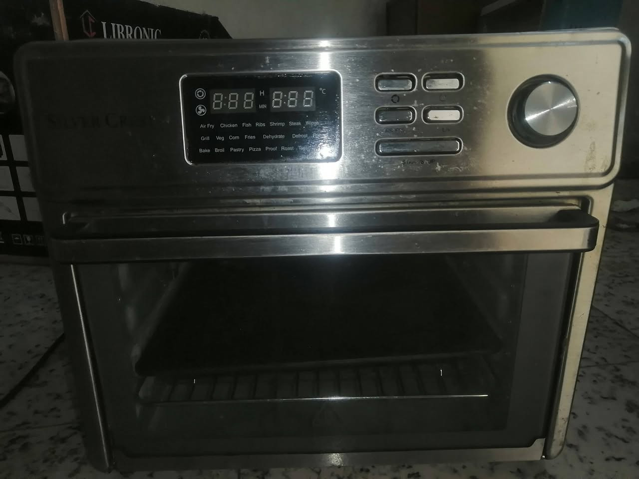 سلام عليكم اوفن نضيف شغال كلشي ما بيه بعدة جديد كلوباتة شغالة هيتراتة من تشتغل يصرن حمر صينيتة وسيمتة كامل اريدة ب30وبيه مجال ***********وتساب فقط
