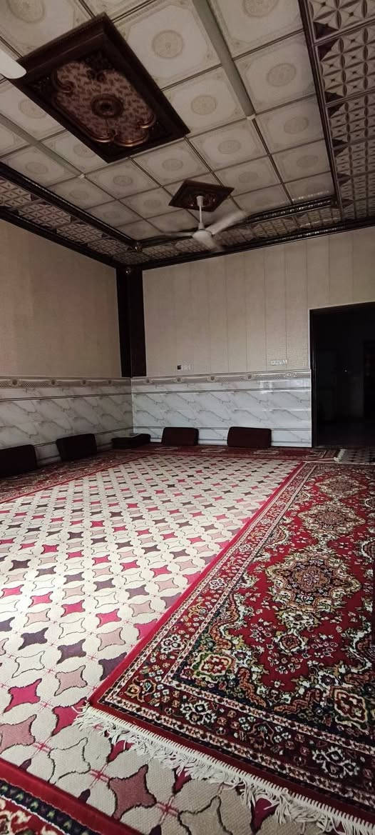 بسم الله الرحمن الرحيم
دار سكن للبيع 

° العنوان : البصرة ، القرنة ، هور السعد ، منطقة حي الضباط ؛ اقرب نقطة دالة. شارع الإطفاء لهول السعد خلف ديوان الشيخ ضرغام .
° المساحة الكلية للدار : 300 متر ؛ إما مساحة البناء 175 متر .
 ° نوع العقار : طابو ملك صرف تحويل بأسم المشتري .
° عدد الطوابق : طابق واحد ( أرضي ) .

"محتويات الدار من الداخل"

يحتوي البيت على //

° استقبال : بمساحة 6.4×4.4
° صالة : بمساحة 5×5
° صالة داخلية او موزع او هول داخلي 5.5×2.5 وأيضاً موزع على الصالة والاستقبال 
° مطبخين ( حار وبارد ) : البارد بمساحة 5×5 و الحار بمساحة 2.5×5
° غرفتين : الغرفة الاولى بمساحة 4×5 وتأتي بسويت ( حمام ) والثانية بمساحة 4×5
° الصحيات : حمام داخل البيت بمساحة ومرافق (W.C) 
° حمام او مخزن تحت الدرج 
° ترك او منور خلف الغرف والمطبخ الحار  .
° و درج داخل الدار.

" محتويات الدار من الخارج "

يحتوي البيت على // 

° كراج للسيارات : بمساحة 9×6.5 يسع حوالي ثلاثة سيارات
° محل من ضمن الدار : بمساحة 3.5×6 
° صحيات : مرافق (W.C) 
° حديقة : بمساحة 3.5×6
° منور بجانب الاستقبال : بمساحة 

"إضافات أو ملاحظات عن الدار "

° النزال بمساحة 25 و الواجهة بمساحة 12 
° الدار يقع على شارع بمساحة 12 متر مع تبليط ° وارصفة حديثة ومجاري ؛
° المنطقة تتوفر فيها جميع الخدمات .

" معلومات الاتصال والاستفسار "

لمعرفة السعر وباقي التفاصيل عن الدار 
يرجى الاتصال بالرقم المُدرج أدناه 
*********** 
متوفر على الواتساب والفيسبوك والماسنجر  .
