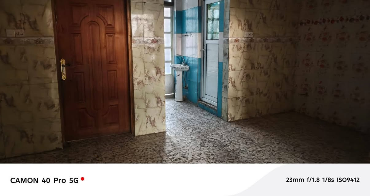 بيت للايجار المساحه 120 متر طابقين الكماليه شارع الجامع ثالث فرع من جهه اليسار فرع حسينيه الحوراء زينب كامل كهرباء وماء وخط سحب وانترنيت الطابق الأول مطبخ واستقبال كبير وصاله كبيره وغرفه نوم وحمام داخلي وخارجي والطابق الثاني ثلاثه غرف غرفه كبيره كامله غرفتين نقص بياض الاتصال على الرقم***********: والرقم الثاني***********
