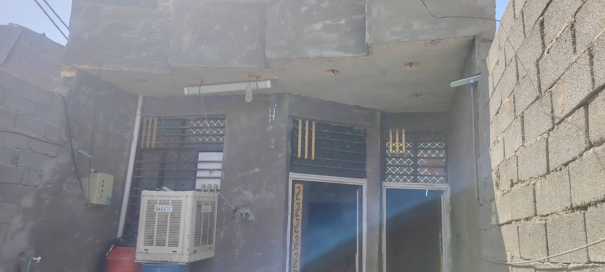 بيت لبيع مقابيل البانزيخانه مال كياره الول فرع بيت مساحته 150مترواجهيه 5السعرالبيت 30وبي مجال وهاذ رقمي *********** البيت القاط الثاني عوزه بس سكف ويكمل القاط الثاني
