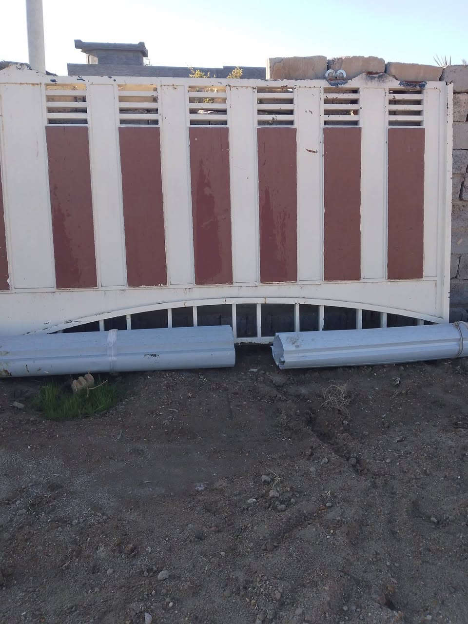 السلام عليكم
باب سياج خارجي للبيع سلايت عرض خمسه متر 
سعره 350 مكان الروفه
***********
