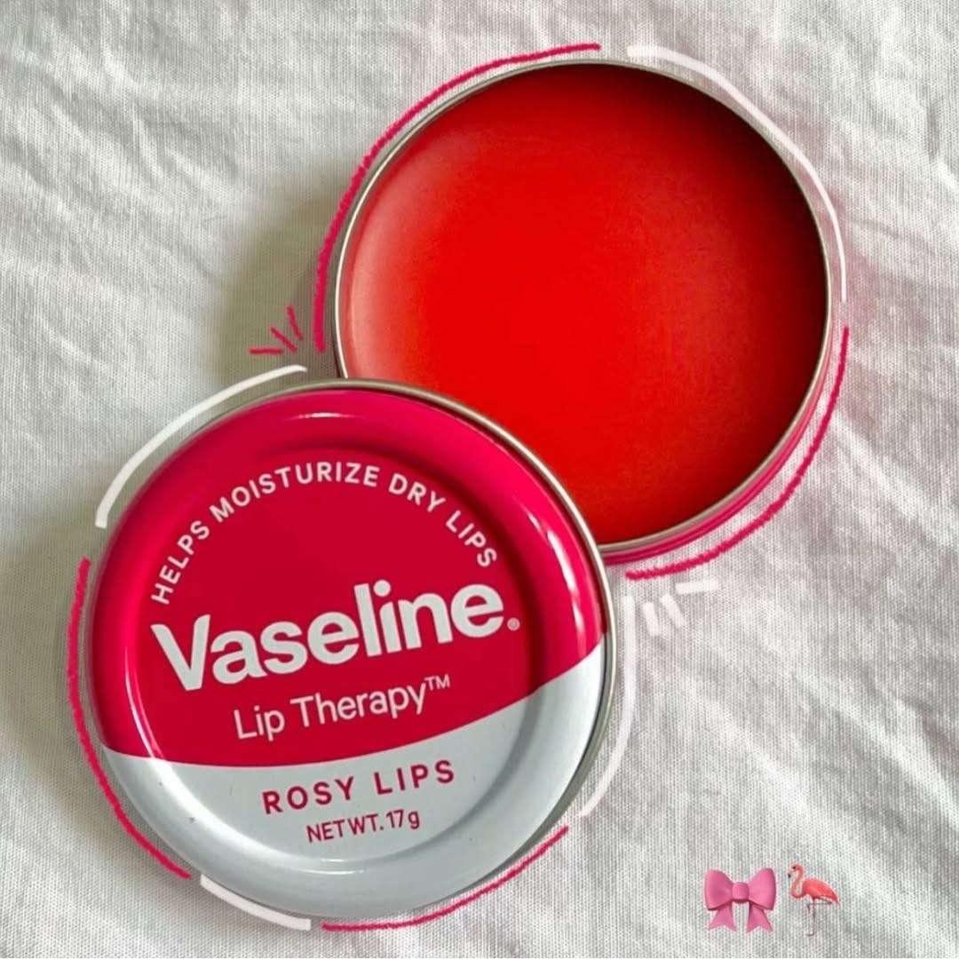 Vasalaine lip therapies"، وهو مرطب شفاه يأتي بنكهات مختلفة مثل الصبار (Aloe) وزبدة الكاكاو (Cocoa Butter) والوردي (Rosy Lips). 
يساعد على ترطيب الشفاه الجافة والمتشققة.
يعطي الشفاه لمعاناً طبيعياً.
يحتوي على مكونات مثل الفازلين النقي وزيت اللوز الحلو وزيت الورد، حسب النوع.
متوفر بأشكال مختلفة، بما في ذلك العلب المعدنية الصغيرة.
يُستخدم يومياً للحصول على ترطيب طويل الأمد.

😳🌚🔥


**إذا كنت صاحب هذا الإعلان وتريد حذفه لأي سبب، رجاءا أرسل رسالة إلى الدعم الفني**