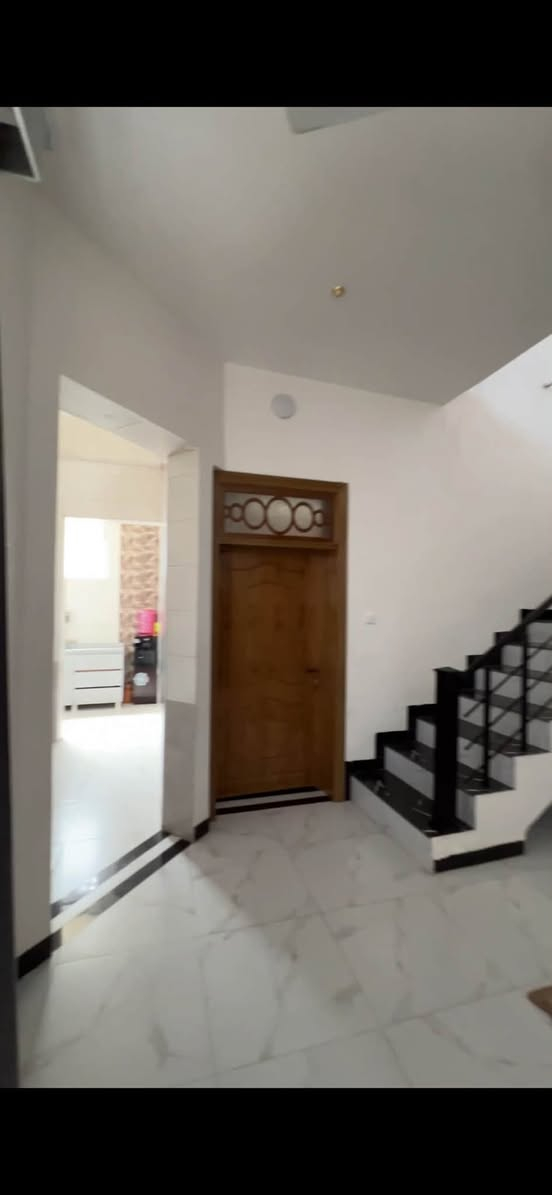- [ ] 🏡 دار ركن مميزة للبيع – كربلاء حي الأطباء 🏡
📍 الموقع:
حي الأطباء مقابل محطة الكفيل (فرع الحلاق)، آخر بيت ركن، ويقع العقار ثالث بيت على الشارع الجديد المؤدي إلى منطقة الدرة، بموقع مميز وقريب من الطرق الرئيسية والخدمات.

📐 مساحة الأرض: 150 م²
📏 الواجهة: 15 متر
📏 النزال: 13.5 متر
🏗️ بناء جديد سنة 2025
🏠 تفاصيل العقار:
🔹 البناء  (150 م²) – طابقين

الطابق الأول:
• غرفتا نوم
• صالة استقبال
• حمام داخلي
• حمام خارجي

الطابق الثاني:
• 3 غرف نوم
• صالة
• حمام
✨ مميزات العقار:
✔️ بيت ركن
✔️ بناء حديث سنة 2025
✔️ موقع مميز وقريب من الشارع الجديد المؤدي إلى الدرة
✔️ تصميم عصري ومساحات مرتبة
✔️ مناسب للسكن العائلي أو للاستثمار
✔️ مساحة أرض واسعة

📄 نوع العقار: طابو صرف

💳 العقار مشمول بقرض سكان، ويمكن للمشتري استلام القرض أو تسديد المبلغ كاملاً.

💰 السعر: 310 مليون دينار عراقي
🔹 قابل للتفاوض

📞 للاستفسار:‬ ‭***********
هذا موقع البيت في خريطه 
‏ https://maps.app.goo.gl/Sv8NyUdWXbKAdq1B8?g_st=ic
