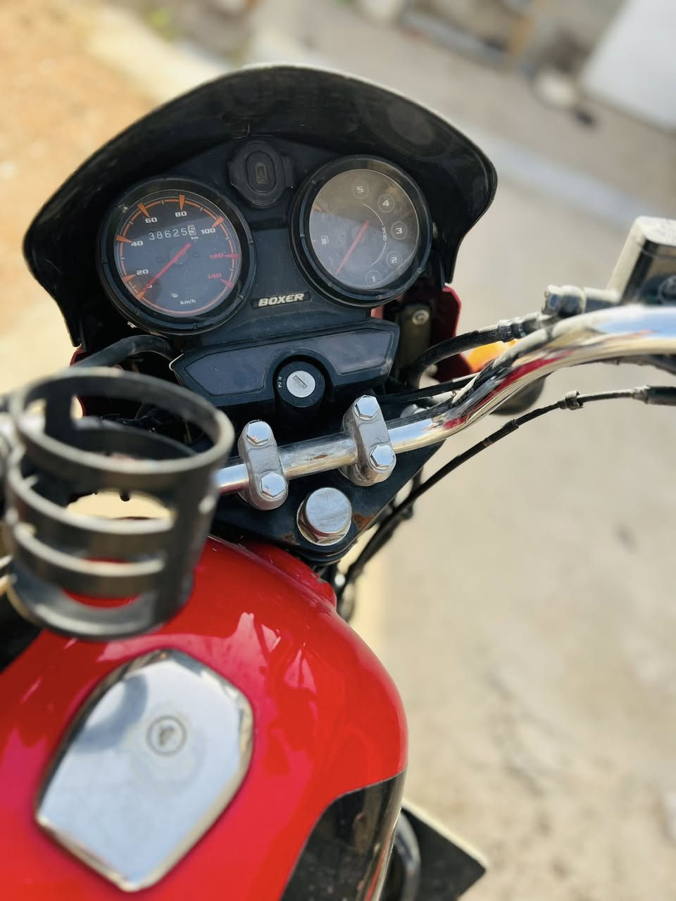 سلام عليكم دراجه بوكسر 2020 مامرقمه دراجه بدون نقص فقط باتري  ضعيف يرادله شحن نضافه فول أوراق أصوليا ايــيً استفسار رقم *********** مكان حله ابي غرق عمود 165
